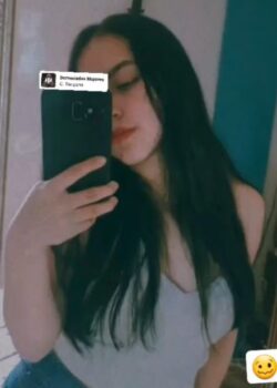 Daniela Ayala Tomandose un Selfie 5